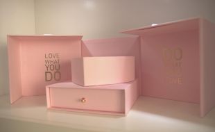 化妆品包装盒在销售方面发挥重要作用—樱美包装